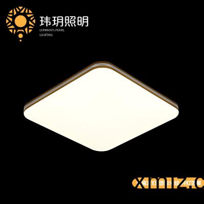 方(fang)形(xing)吸頂(ding)燈(deng)